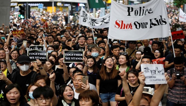 الآلاف يحتجون في هونج كونج - رويترز