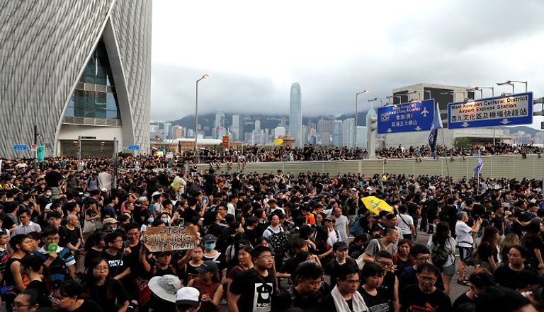 الآلاف يحتجون في هونج كونج - رويترز