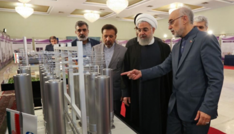 حسن روحاني يتفقد أجهزة نووية - أرشيفية