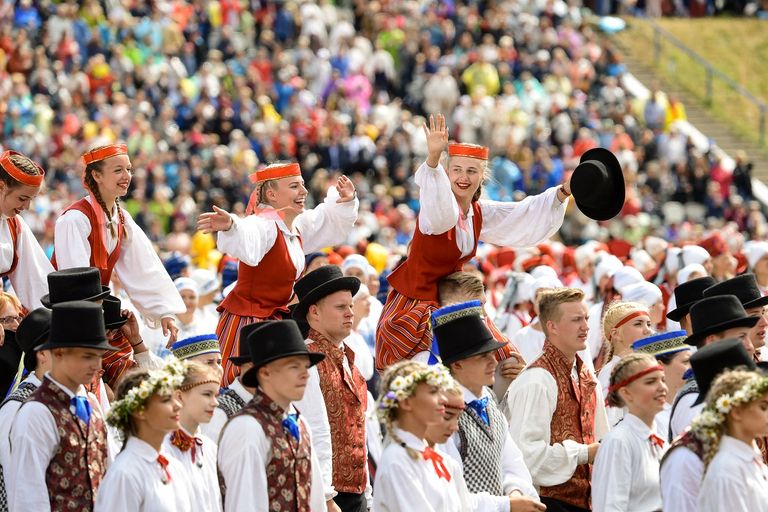 شارك أكثر من 35 ألف شخص من فنانين ومغنين وراقصين وموسيقيين في الكورال