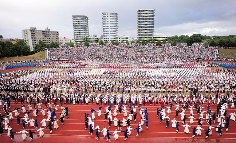 شارك أكثر من 35 ألف شخص من فنانين ومغنين وراقصين وموسيقيين في الكورال