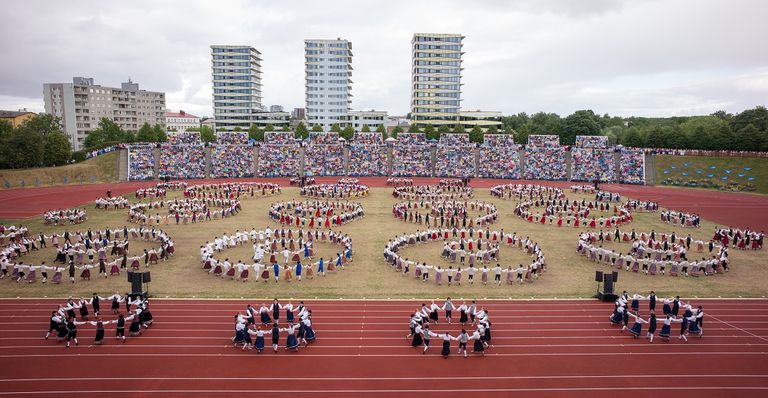 شارك أكثر من 35 ألف شخص من فنانين ومغنين وراقصين وموسيقيين في الكورال