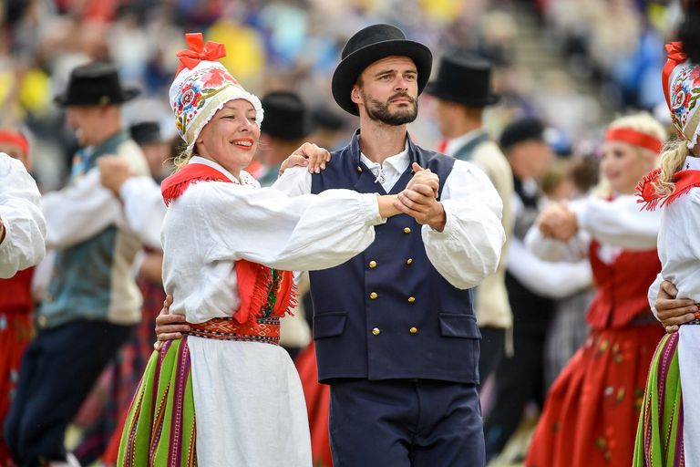 شارك أكثر من 35 ألف شخص من فنانين ومغنين وراقصين وموسيقيين في الكورال