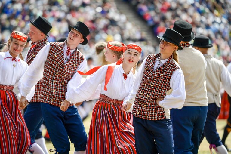 شارك أكثر من 35 ألف شخص من فنانين ومغنين وراقصين وموسيقيين في الكورال