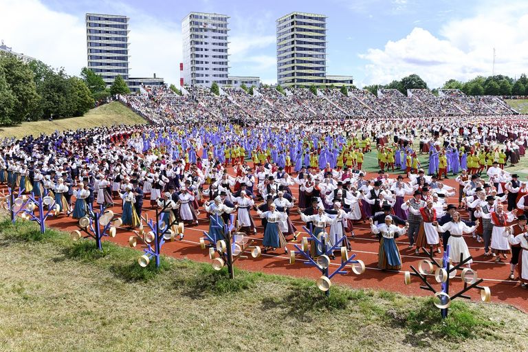 شارك أكثر من 35 ألف شخص من فنانين ومغنين وراقصين وموسيقيين في الكورال