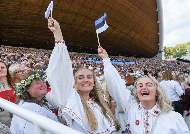 شارك أكثر من 35 ألف شخص من فنانين ومغنين وراقصين وموسيقيين في الكورال