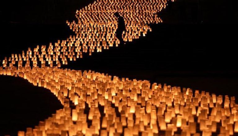 آلاف الشموع المضاءة في معبد زوجوجي بطوكيو