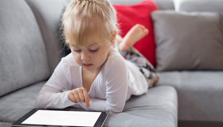 النظر إلى الشاشات لوقت طويل يؤدي إلى مشكلات في الإبصار