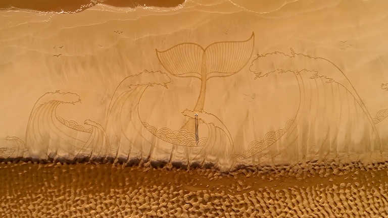 رسمة لأخطبوط بين الأمواج وزورق ورقي