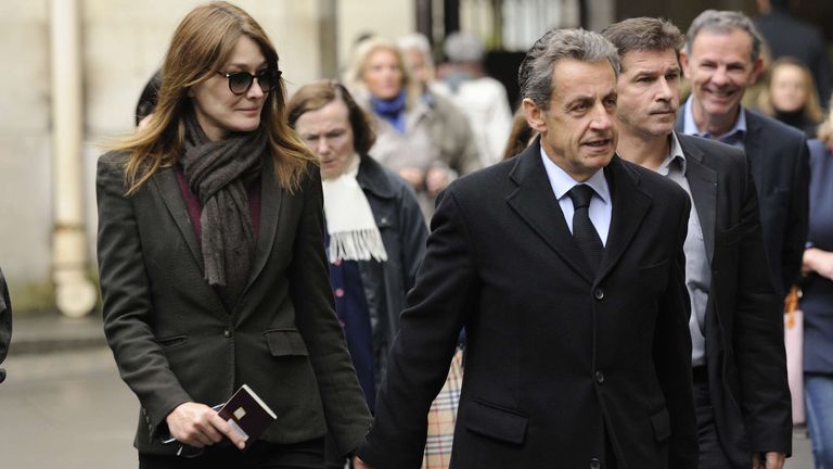 كتاب "الشغف" لساركوزي يتصدر قائمة الأعلى مبيعاً