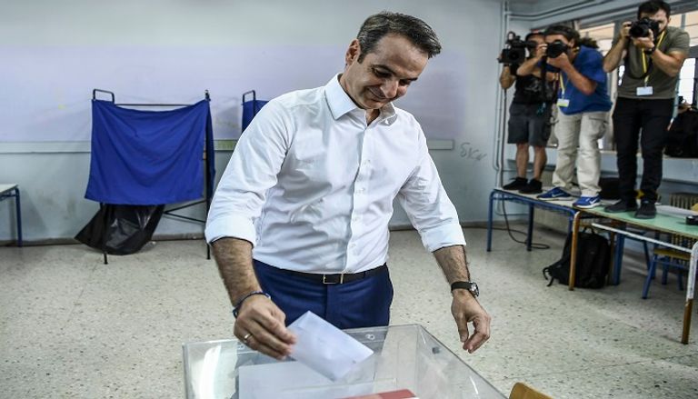 أليكسيس تسيبراس يدلي بصوته في الانتخابات