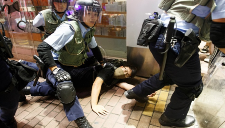 اعتقال أحد المحتجين في هونج كونج - رويترز