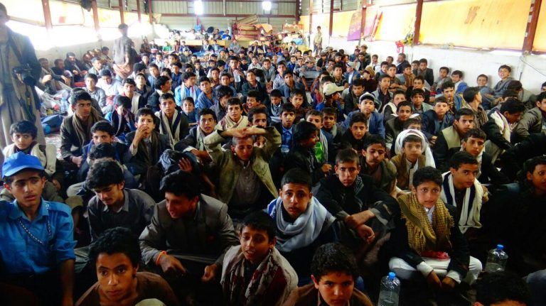 أطفال في أحد المراكز الصيفية الحوثية