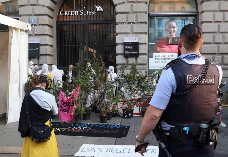 الشرطة تعتقل أحد المشاركين في الاعتصام (رويترز)