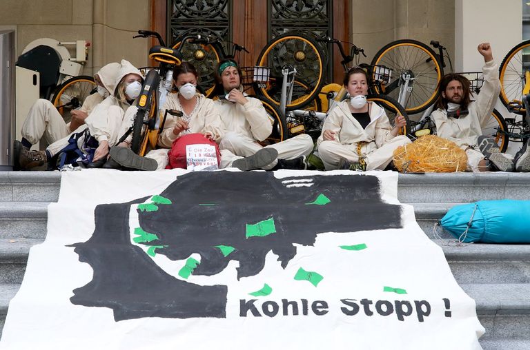 الشرطة تعتقل أحد المشاركين في الاعتصام (رويترز)