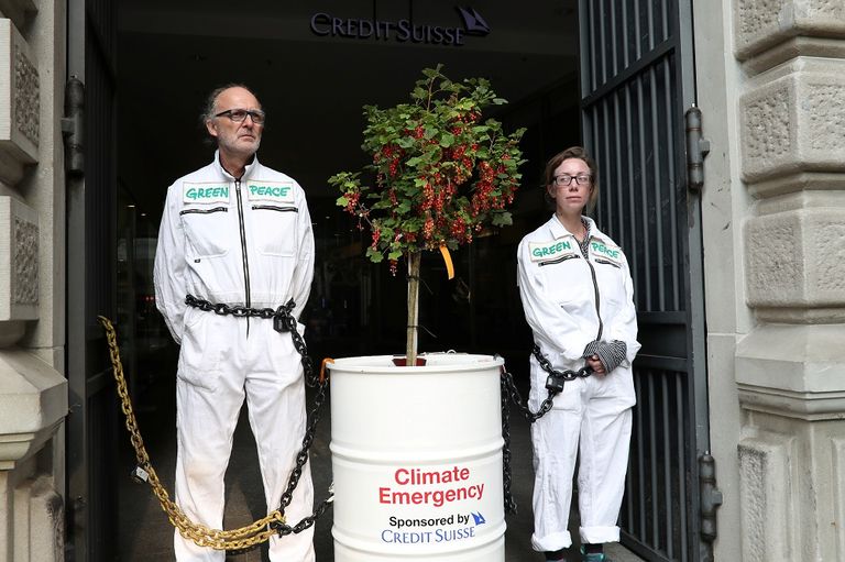 الشرطة تعتقل أحد المشاركين في الاعتصام (رويترز)