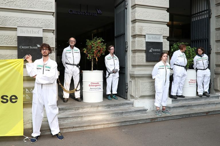 الشرطة تعتقل أحد المشاركين في الاعتصام (رويترز)