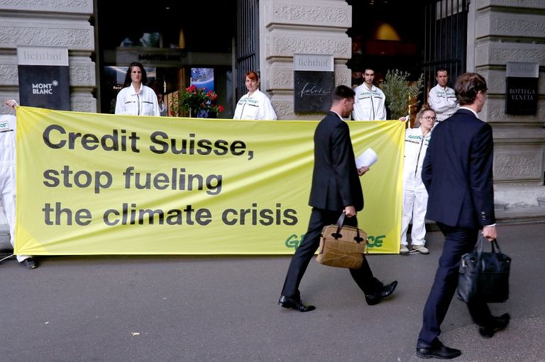 الشرطة تعتقل أحد المشاركين في الاعتصام (رويترز)