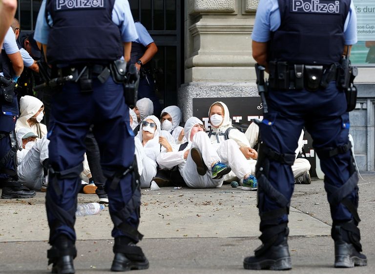 الشرطة تعتقل أحد المشاركين في الاعتصام (رويترز)