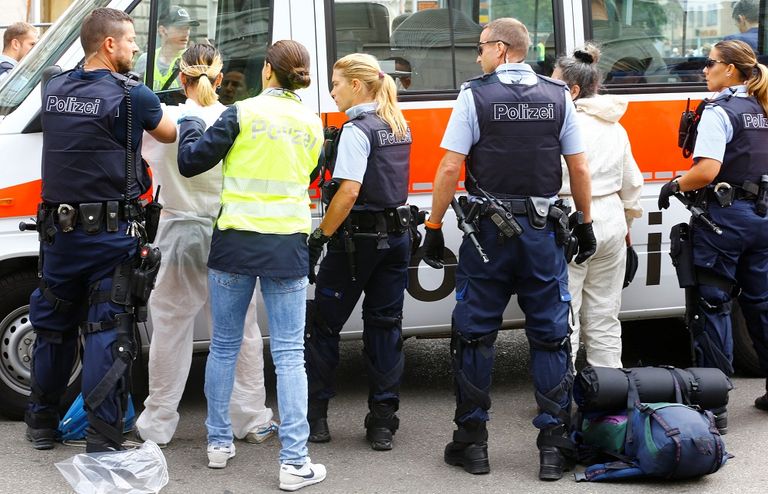 الشرطة تعتقل أحد المشاركين في الاعتصام (رويترز)