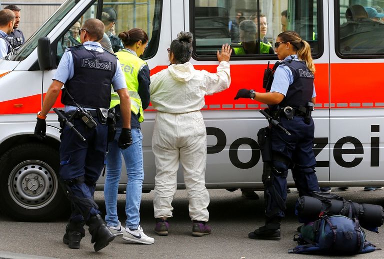 الشرطة تعتقل أحد المشاركين في الاعتصام (رويترز)