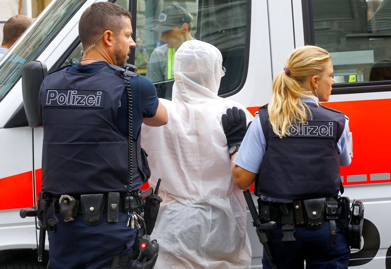 الشرطة تعتقل أحد المشاركين في الاعتصام (رويترز)