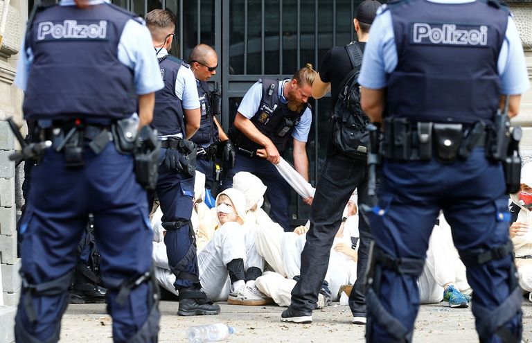 الشرطة تعتقل أحد المشاركين في الاعتصام (رويترز)