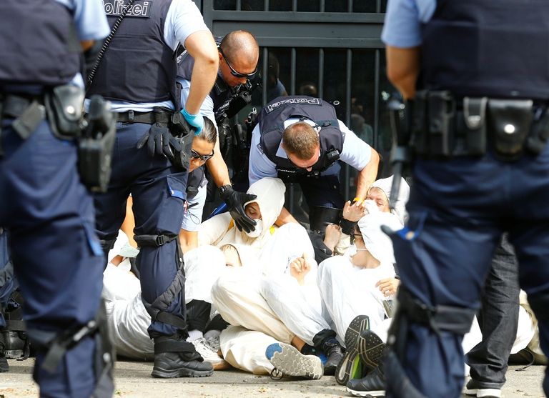 الشرطة تعتقل أحد المشاركين في الاعتصام (رويترز)