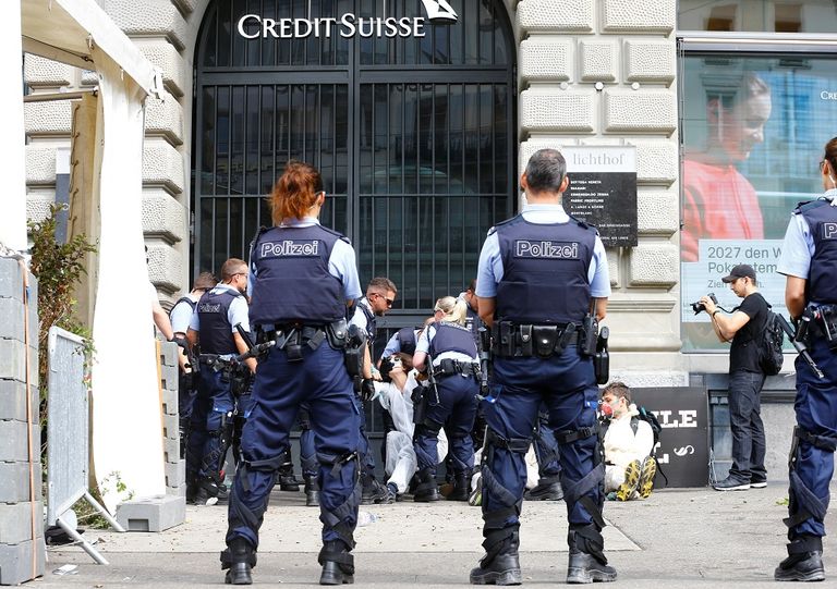 الشرطة تعتقل أحد المشاركين في الاعتصام (رويترز)