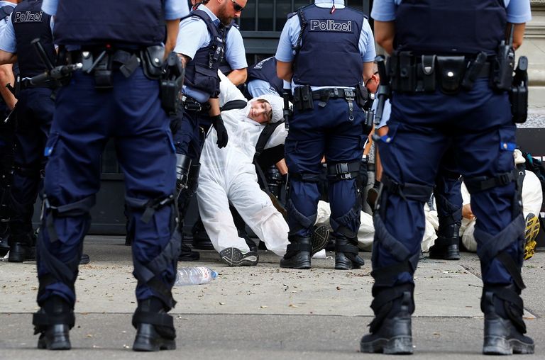 الشرطة تعتقل أحد المشاركين في الاعتصام (رويترز)