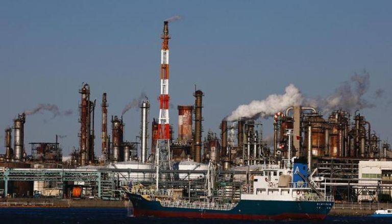 النفط يقترب من 65 دولارا للبرميل وسط المخاطر العالمية