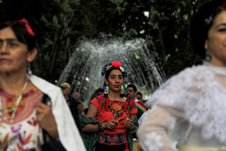جانب من الاحتفال بعيد ميلاد الرسامة الشهيرة