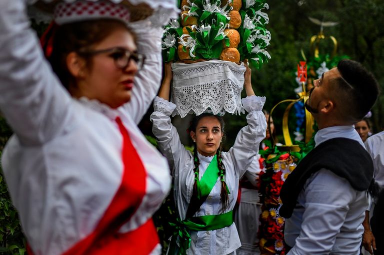 2000 شخص يجوبون شوارع تومار المزيّنة