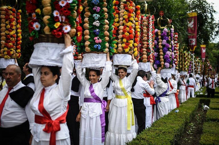 2000 شخص يجوبون شوارع تومار المزيّنة