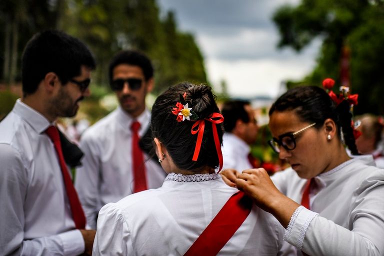 2000 شخص يجوبون شوارع تومار المزيّنة