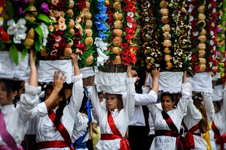 2000 شخص يجوبون شوارع تومار المزيّنة