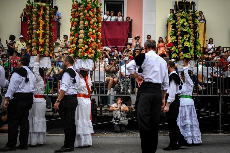 2000 شخص يجوبون شوارع تومار المزيّنة