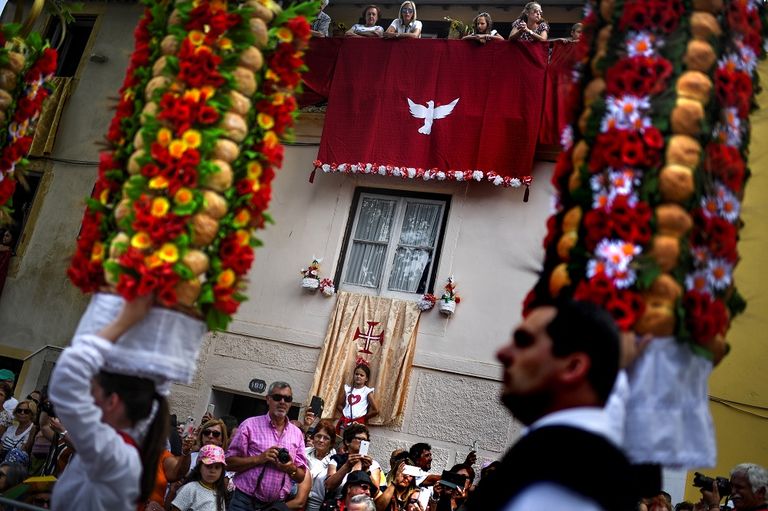 2000 شخص يجوبون شوارع تومار المزيّنة