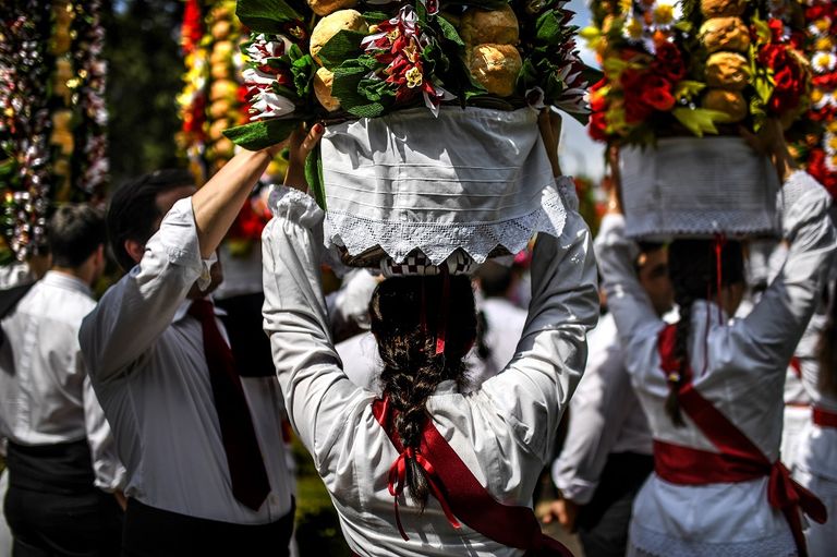 2000 شخص يجوبون شوارع تومار المزيّنة