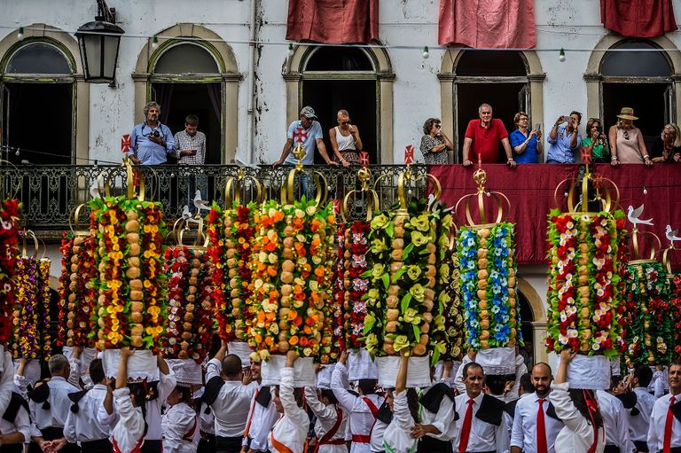 2000 شخص يجوبون شوارع تومار المزيّنة
