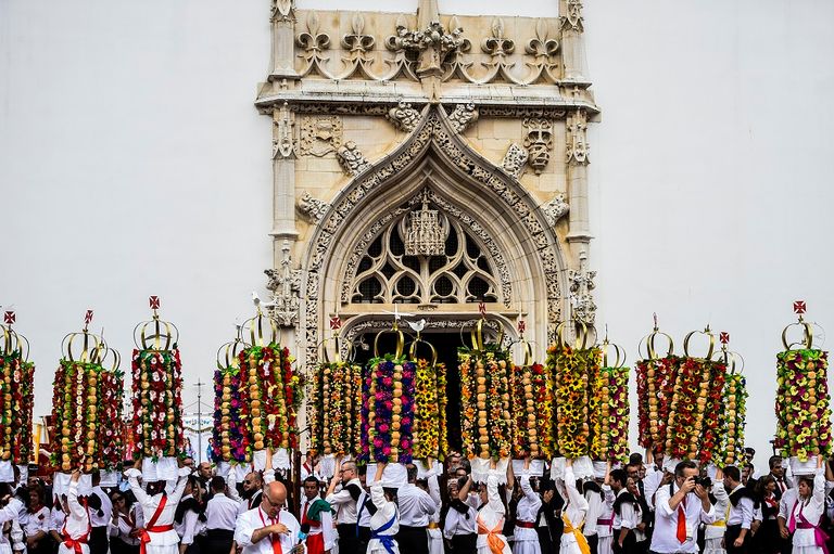 2000 شخص يجوبون شوارع تومار المزيّنة