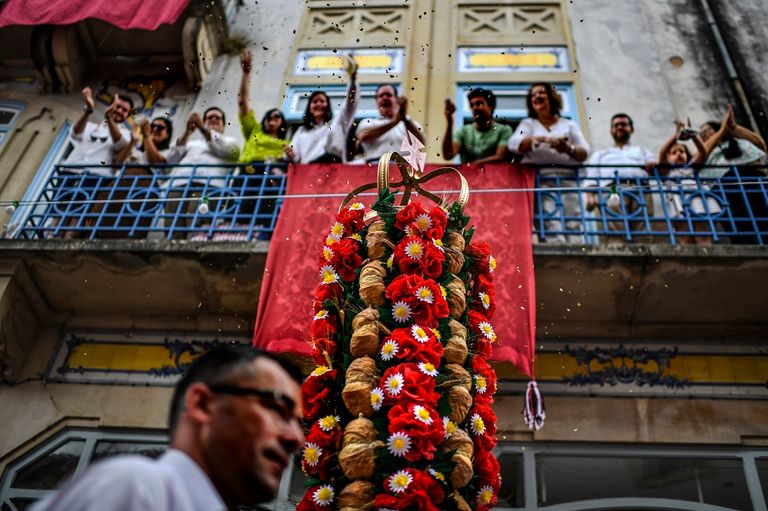 2000 شخص يجوبون شوارع تومار المزيّنة