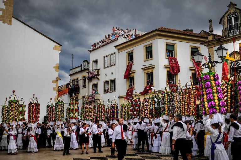 2000 شخص يجوبون شوارع تومار المزيّنة