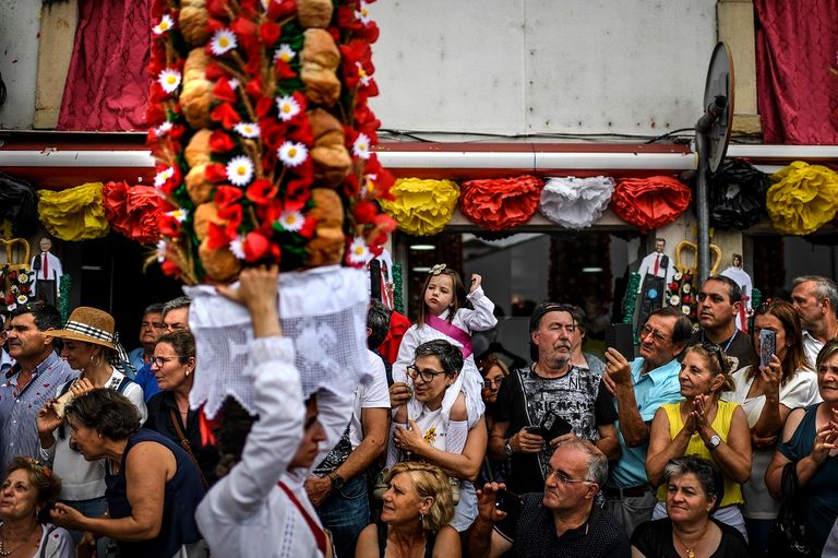 2000 شخص يجوبون شوارع تومار المزيّنة