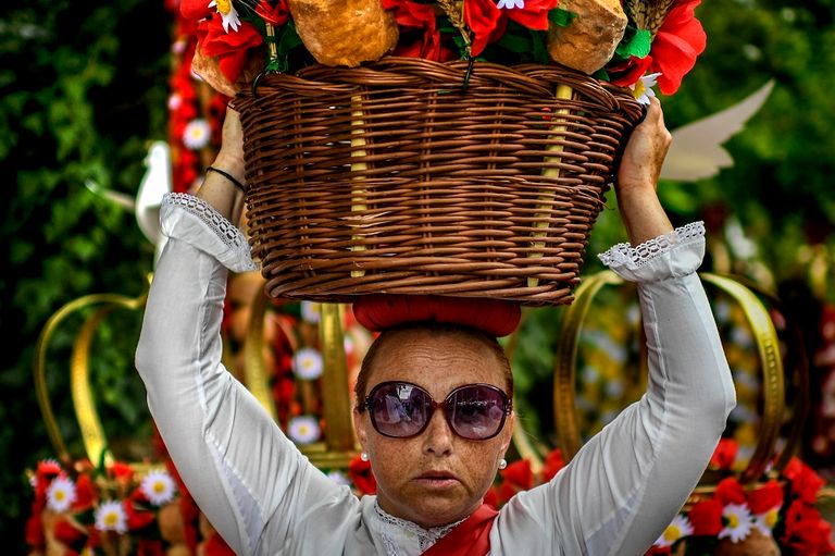 2000 شخص يجوبون شوارع تومار المزيّنة