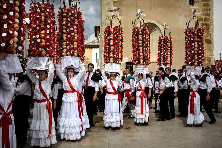 2000 شخص يجوبون شوارع تومار المزيّنة