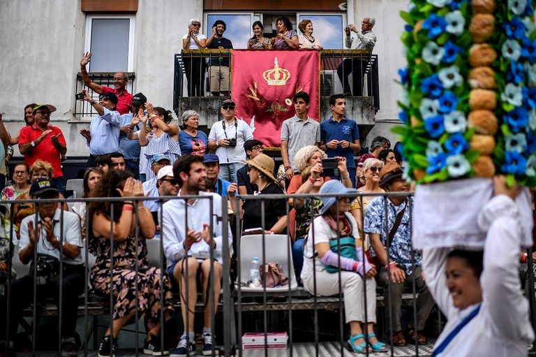 2000 شخص يجوبون شوارع تومار المزيّنة