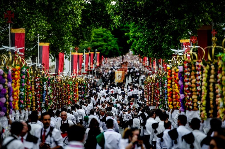 2000 شخص يجوبون شوارع تومار المزيّنة