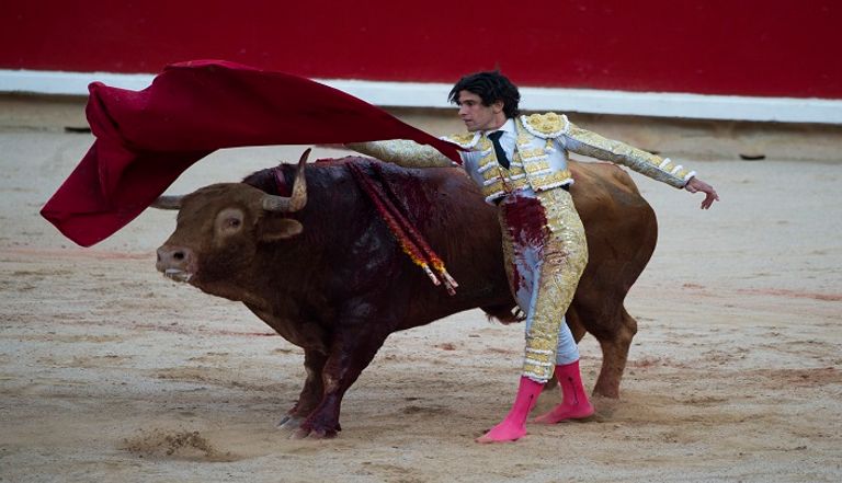 سباقات الثيران الهائجة باحتفالات سان فيرمين التقليدية في نافارا