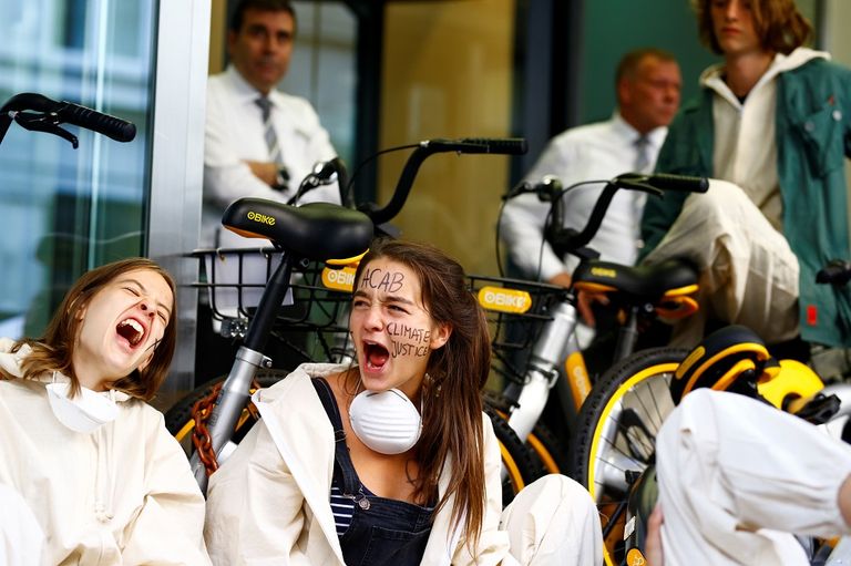 الشرطة السويسرية تحتجز نشطاء بيئيين